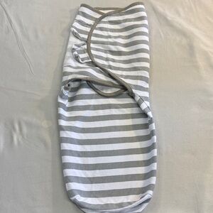 🐥 Mama Cheetah - Gray and White Striped Swaddle Blanket